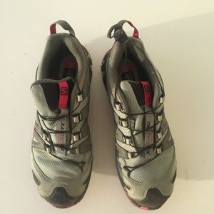 Hiking Solomon shoes/sneakers